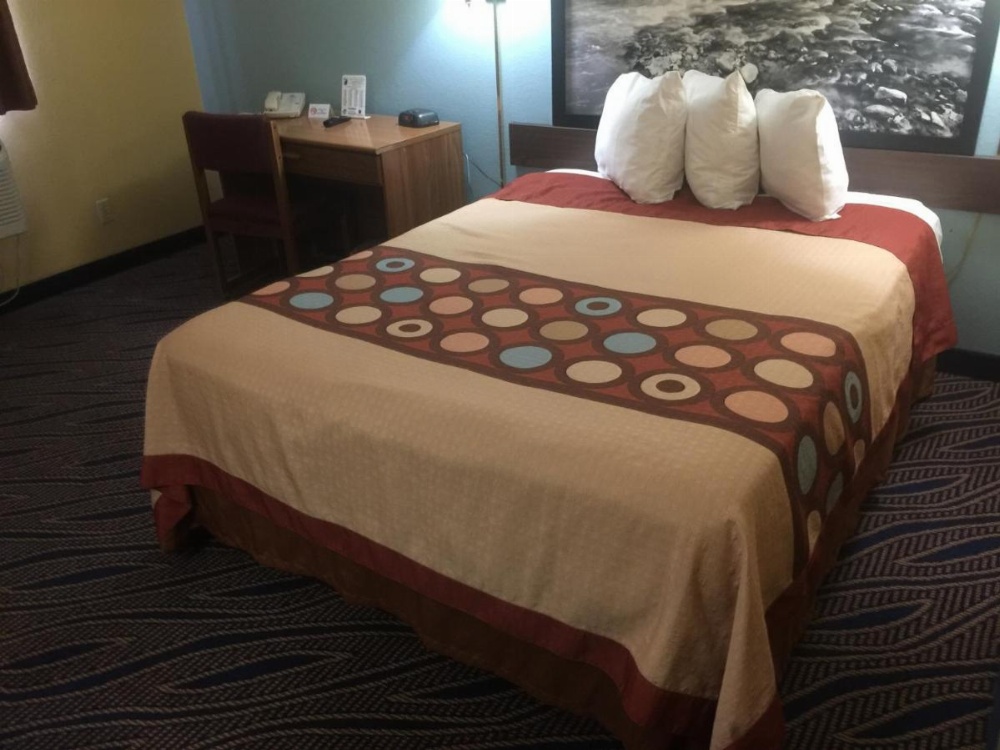 Super 8 by Wyndham Cedar City Image 11