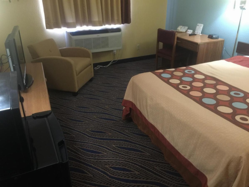 Super 8 by Wyndham Cedar City Image 13