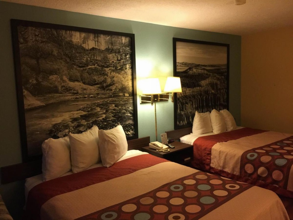 Super 8 by Wyndham Cedar City Image 18