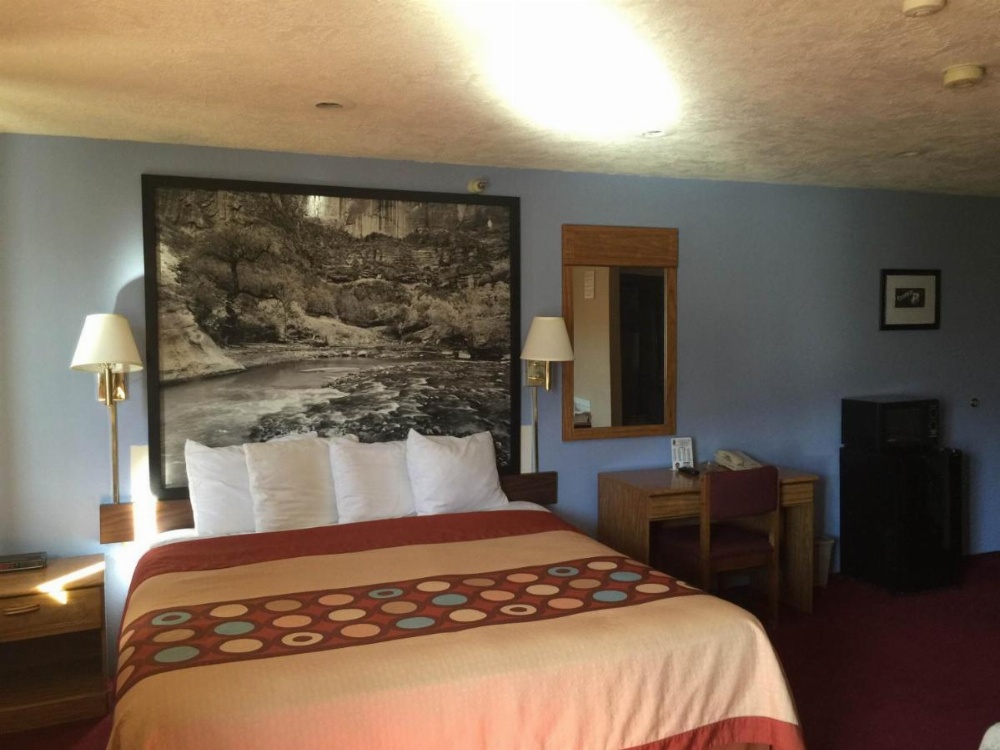 Super 8 by Wyndham Cedar City Image 19