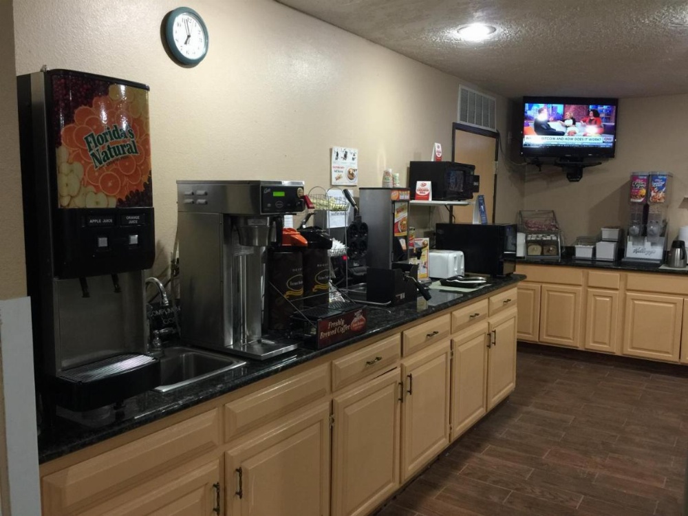 Super 8 by Wyndham Cedar City Image 22