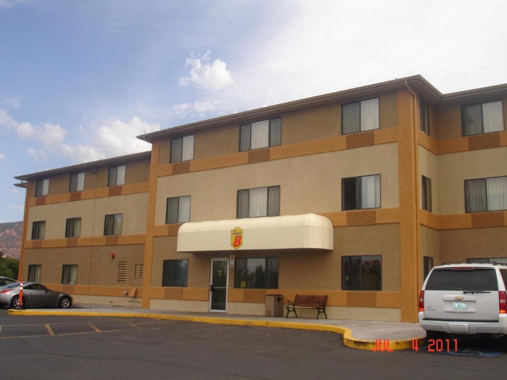 Super 8 by Wyndham Cedar City Image 26