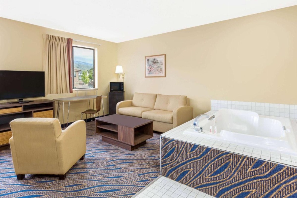 Super 8 by Wyndham Cedar City Image 33