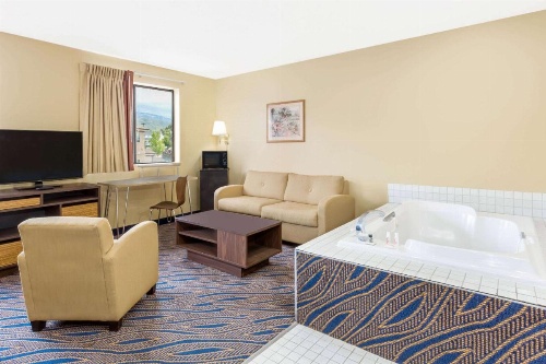 Super 8 by Wyndham Cedar City image 33