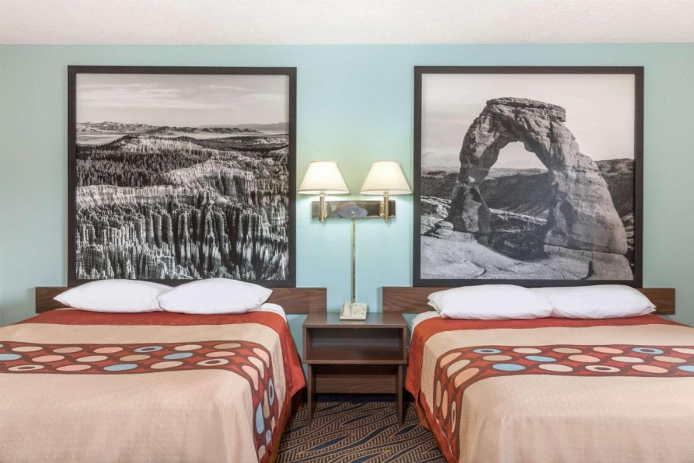 Super 8 by Wyndham Cedar City Image 35